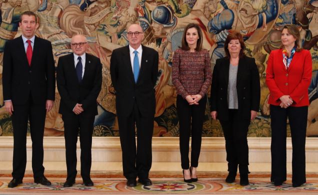Su Majestad la Reina acompañada de la representación de la Real Academia de Ingeniería
